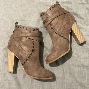 Brown/Tan ankle boots